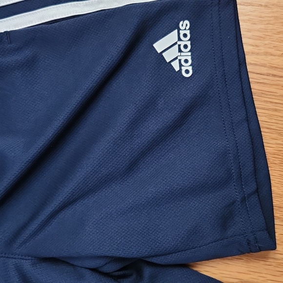 Adidas regular fit coupe standard shorts, size small (8) - Picture 3 of 16